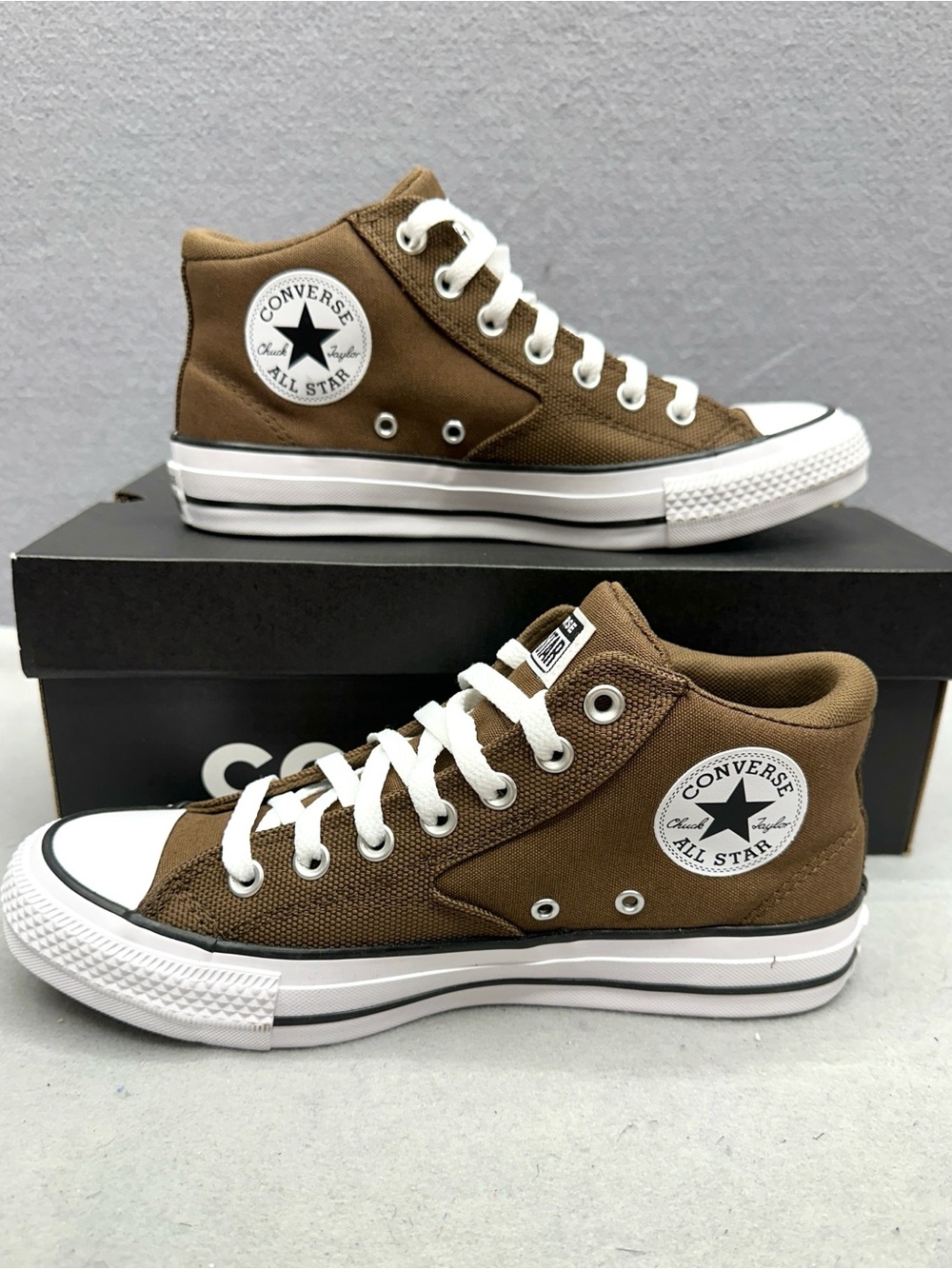 Converse Mid Top Sneakers Mens Size 8 Womens Size 10 Chuck Taylor Malden Street
